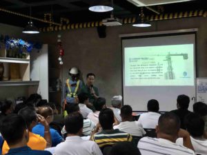 Quảng-cáo-sản-phẩm-tai-hiệp-hội-nhà-xây-dựng-Philippine | Cty Thiết Bị Cẩu Tháp & Vận Thang Lồng Foin Mtc tại Việt Nam | Dịch vụ trọn gói Từ A đến Z Cần trục tháp FOIN tại buổi giới thiệu sản phẩm của Hiệp hội các nhà xây dựng Philippines